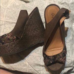 Wedges Brown with little pink flowers